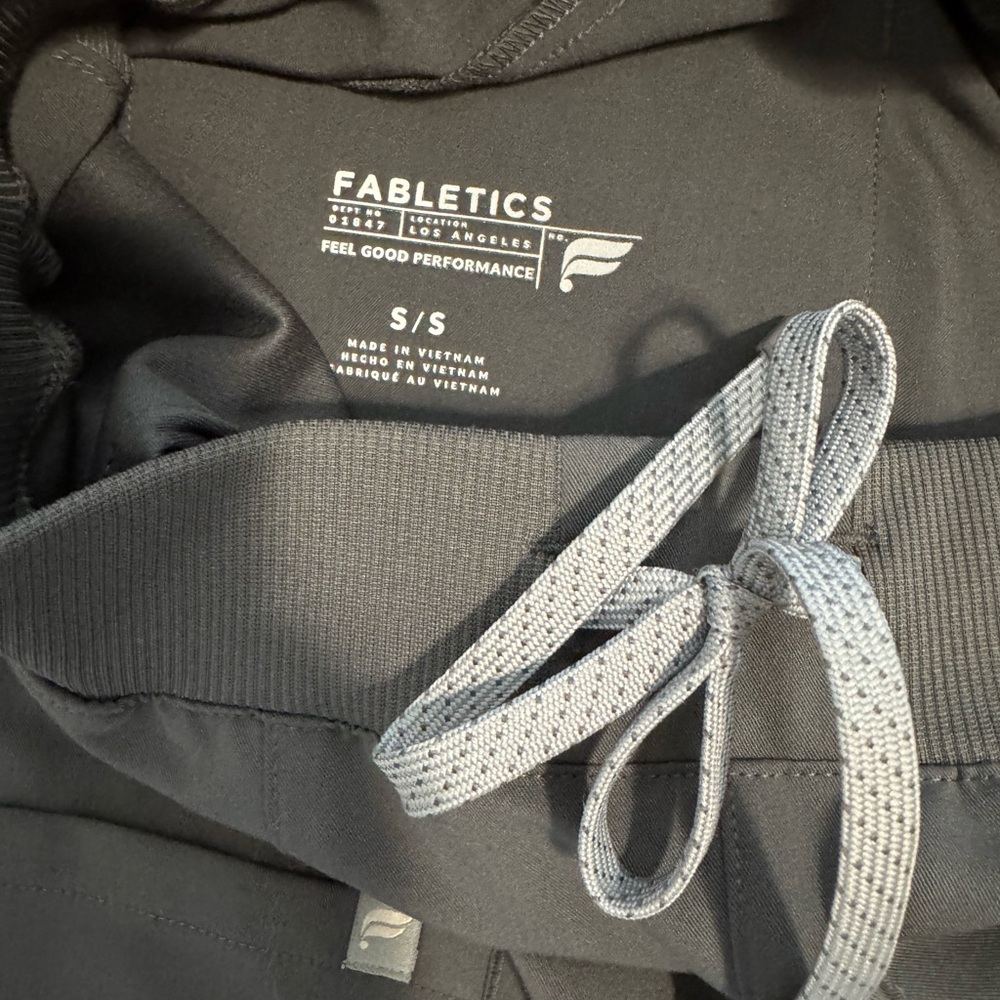 NWOT Fabletics Onyx Scrub Set - Picture 6 of 6